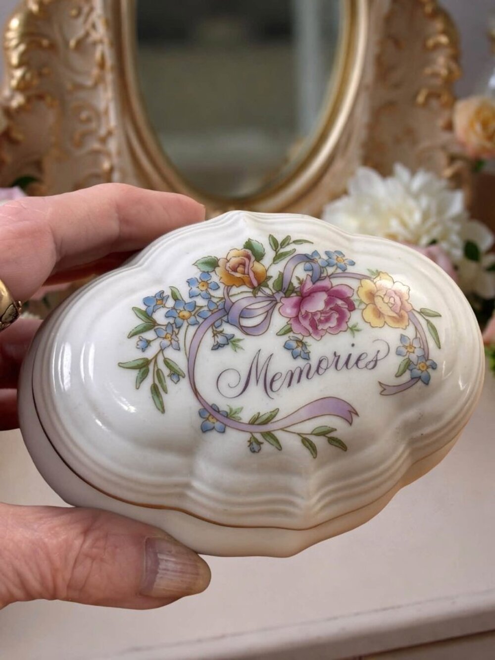 Vintage Avon 1983 Memories Porcelain Trinket Box With Floral Design & Gold Trim - Picture 3 of 6